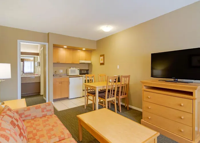 Econo Lodge Inn & Suites